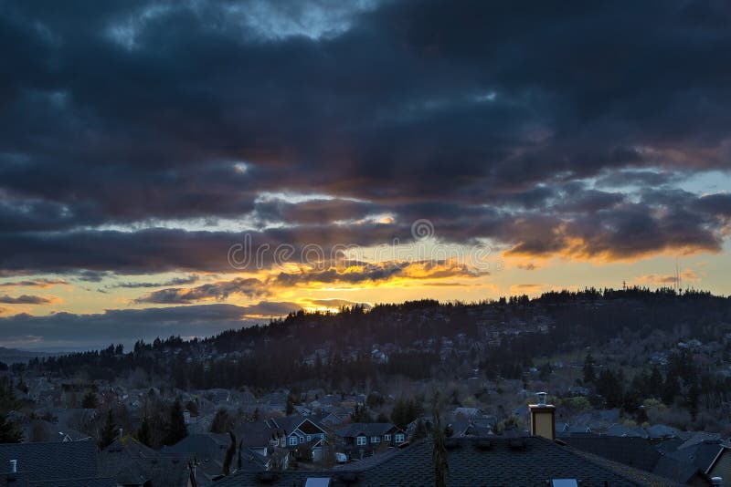 Tramonto tempestoso sopra la valle felice Oregon immagini stock libere da diritti Tramonto tempestoso sopra la valle felice Oregon immagini stock libere da diritti