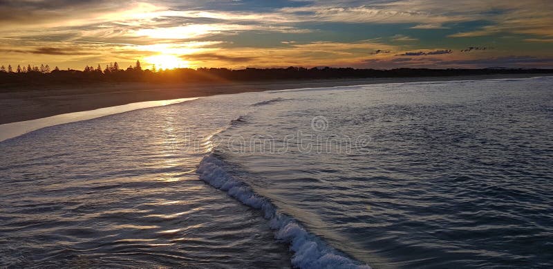 Tramonto tropicale una spiaggia Australia da oltre nove miglia fotografia stock libera da diritti Tramonto tropicale una spiaggia Australia da oltre nove miglia fotografia stock libera da diritti