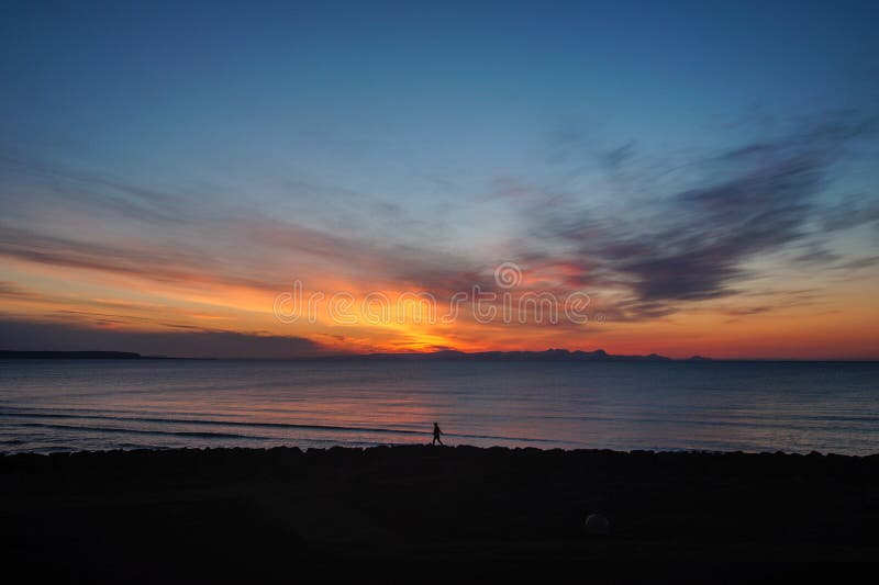 Tramonto variopinto alla spiaggia dell'Islanda del nord immagine stock Tramonto variopinto alla spiaggia dell'Islanda del nord immagine stock