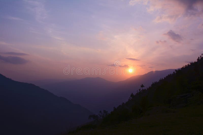 Tramonto variopinto in Himalaya, Nepal Vista dal villaggio di Sete fotografia stock Tramonto variopinto in Himalaya, Nepal Vista dal villaggio di Sete fotografia stock