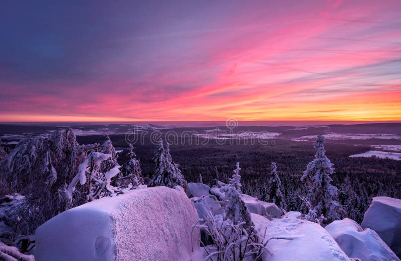 Tramonto vibrante nell'inverno con gli alberi e le rocce innevati, Baviera, Germania immagini stock Tramonto vibrante nell'inverno con gli alberi e le rocce innevati, Baviera, Germania immagini stock