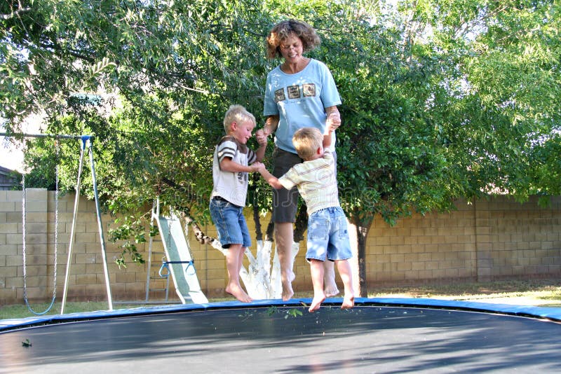 trampolino di divertimento della famiglia fotografie stock libere da diritti trampolino di divertimento della famiglia fotografie stock libere da diritti