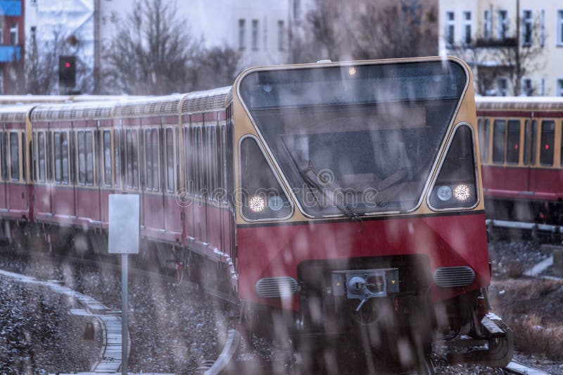 Tramwajowa pasażerska kolej w deszczu zdjęcie stock Tramwajowa pasażerska kolej w deszczu zdjęcie stock