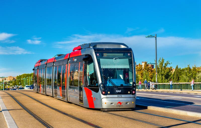 Tramwajowy CAF Urbos 3 na Santiago moscie obraz stock Tramwajowy CAF Urbos 3 na Santiago moscie obraz stock