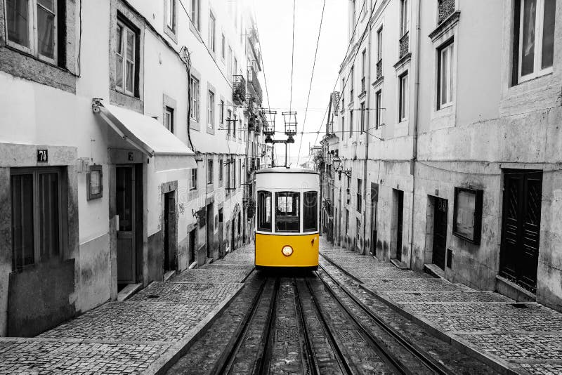 Tramway jaune sur old street à lisbonne. croquis noir et blanc