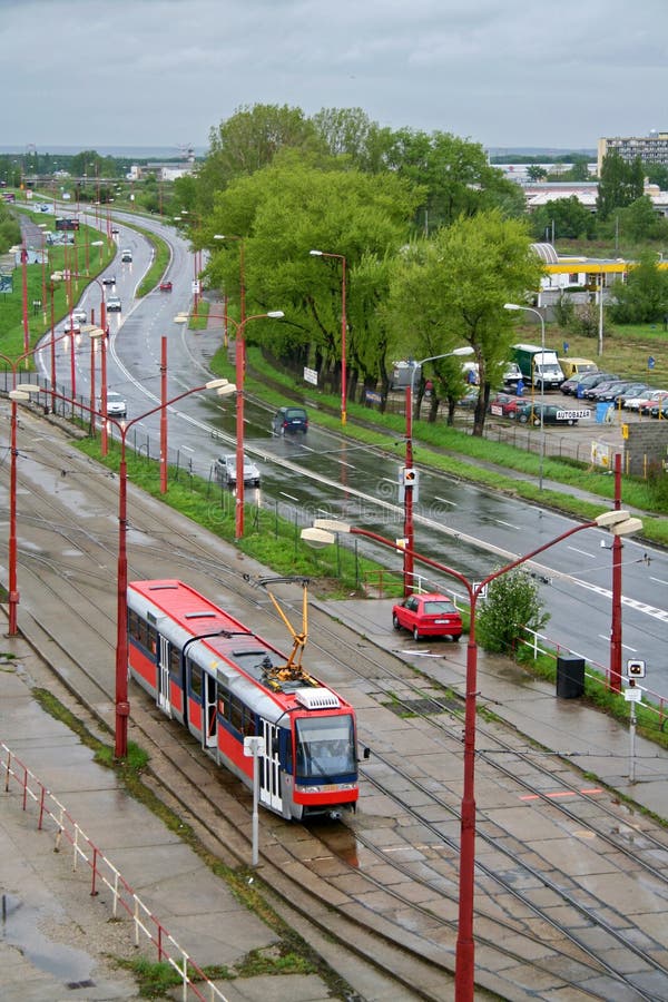 Električka v daždivom meste