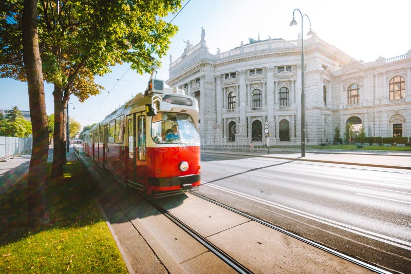 Tramway Vienne avec le burgtheater au lever du soleil Vienne Autriche images libres de droits