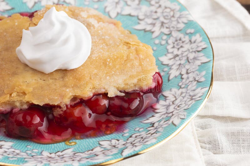Tranche de Cherry Cobbler fait maison sur une soucoupe antique bleue photographie stock Tranche de Cherry Cobbler fait maison sur une soucoupe antique bleue photographie stock