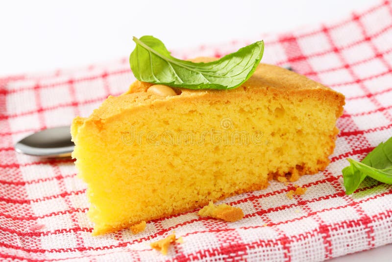 Tranche de gâteau mousseline de citron image libre de droits Tranche de gâteau mousseline de citron image libre de droits