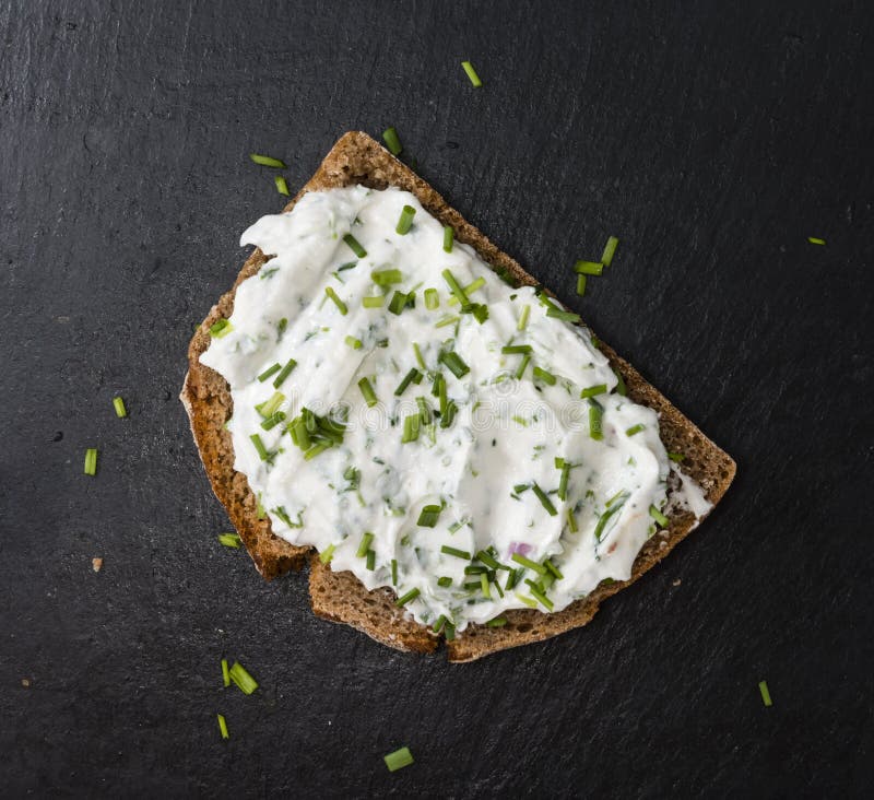 Tranche de pain avec Herb Curd images stock Tranche de pain avec Herb Curd images stock