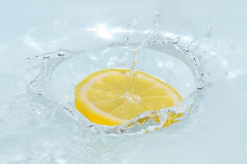 Tranche der frischen Zitrone KN-Codes in Wasser stockfoto