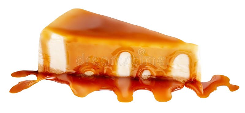 Tranche des Käsekuchens mit der Karamellsoße isoliert auf einem weißen Hintergrund. Stück köstlicher Karamellkuchenabschluß oben stockfoto