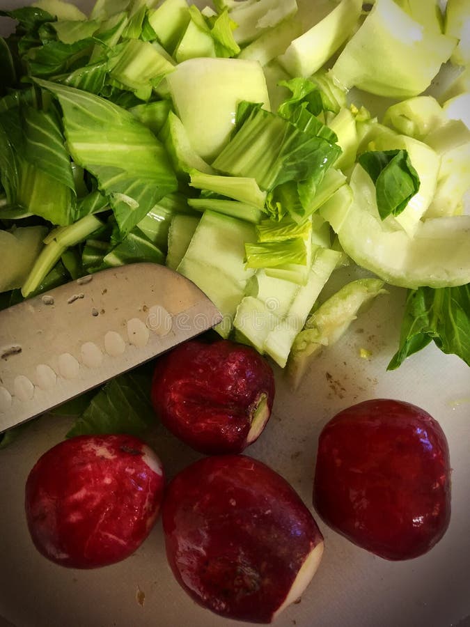 Tranche fraîche de radis et de Bok Choy sur une planche à découper photo stock Tranche fraîche de radis et de Bok Choy sur une planche à découper photo stock