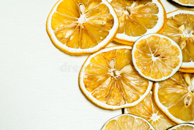 Tranche sèche de citron empilée ensemble d'isolement avec le fond blanc Tranche sèche de citron avec les graines sèches à l'intér image stock Tranche sèche de citron empilée ensemble d'isolement avec le fond blanc Tranche sèche de citron avec les graines sèches à l'intér image stock