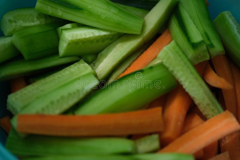 Tranches de concombre et de carotte photos stock Tranches de concombre et de carotte photos stock