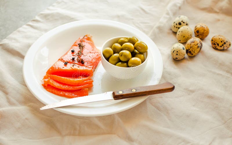 Tranches de filet de poisson cru salé à l'olive, oeufs de caille sur assiette blanche Concept de régime Keto Cadre alimentaire de photo libre de droits Tranches de filet de poisson cru salé à l'olive, oeufs de caille sur assiette blanche Concept de régime Keto Cadre alimentaire de photo libre de droits
