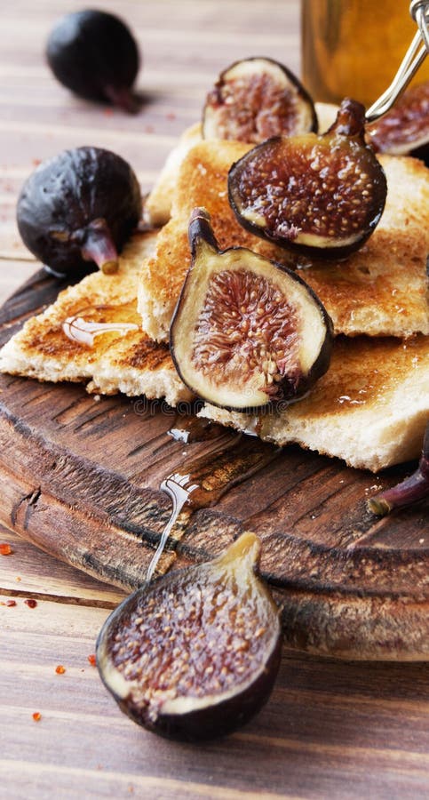 Tranches de pain grillé avec les figues et le miel photos stock Tranches de pain grillé avec les figues et le miel photos stock