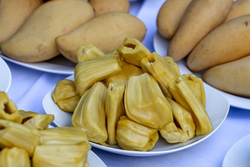 Tranches fra?ches de jacquier d'un plat blanc jacquier jaune doux m?r V?g?tarien, vegan, nourriture crue Fruit tropical exotique image stock Tranches fra?ches de jacquier d'un plat blanc jacquier jaune doux m?r V?g?tarien, vegan, nourriture crue Fruit tropical exotique image stock