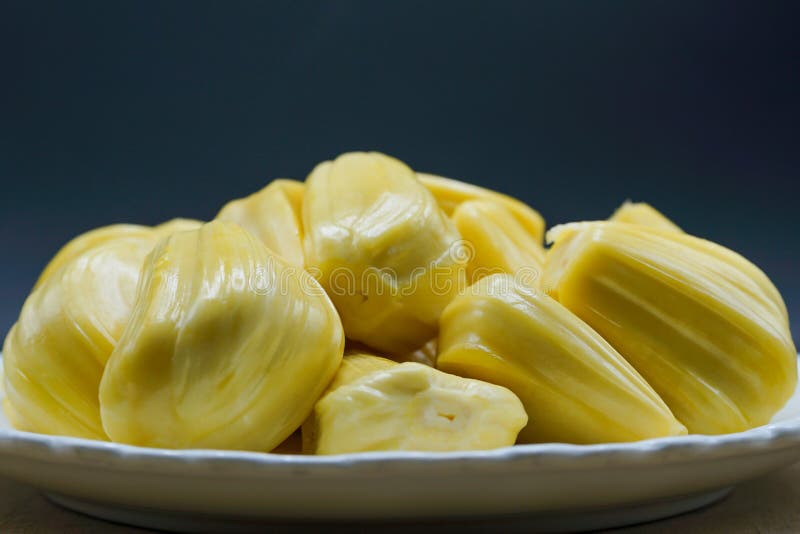 Tranches fraîches de jacquier d'un plat blanc jacquier jaune doux mûr Végétarien, vegan, nourriture crue Fruit tropical exotique images libres de droits Tranches fraîches de jacquier d'un plat blanc jacquier jaune doux mûr Végétarien, vegan, nourriture crue Fruit tropical exotique images libres de droits