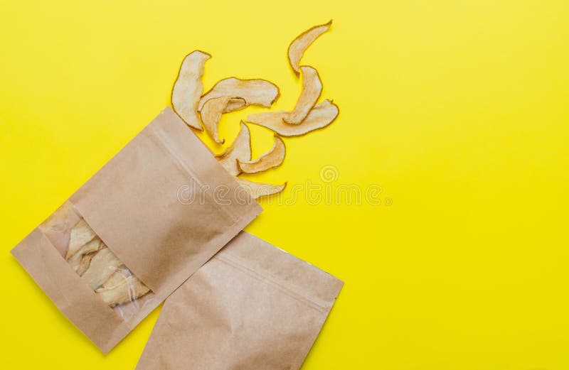 Tranches sèches de pêche dans le sac de papier de métier image libre de droits Tranches sèches de pêche dans le sac de papier de métier image libre de droits