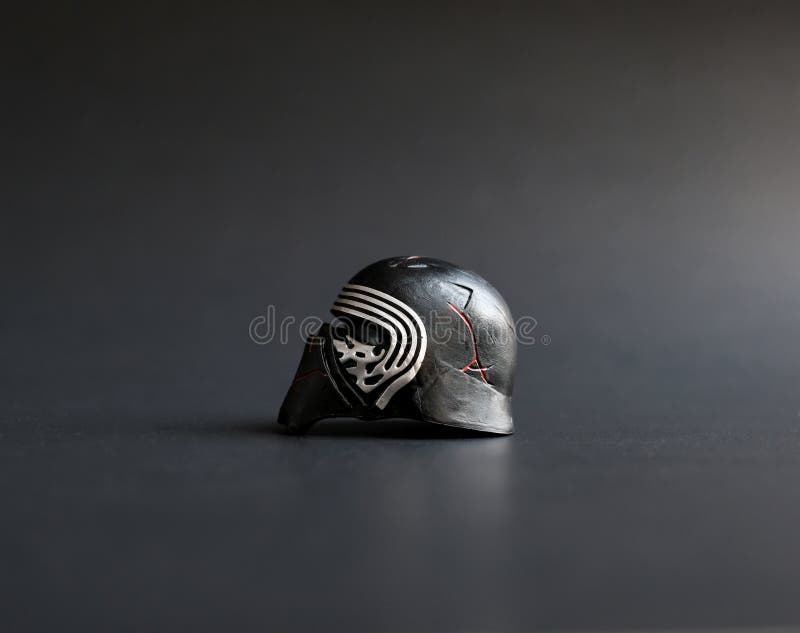 Trang, Thailand - 19 december 2019 : SF cinema collectie van Kylo ren's helm gebroken versie van ster wars episode IX de opkomst stock foto Trang, Thailand - 19 december 2019 : SF cinema collectie van Kylo ren's helm gebroken versie van ster wars episode IX de opkomst stock foto
