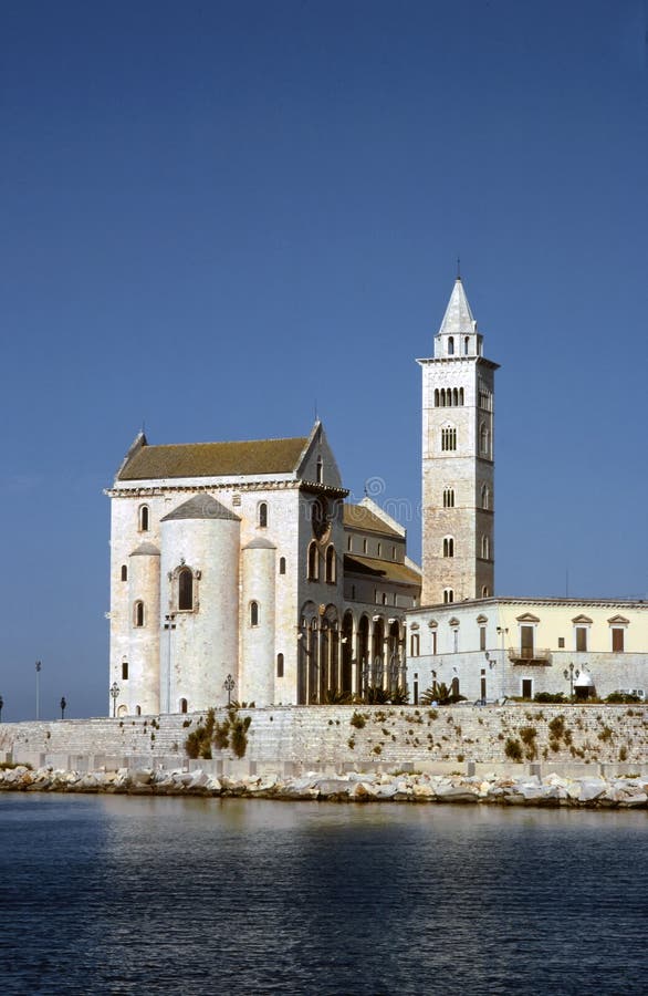 trani моря собора стоковые изображения rf trani моря собора стоковые изображения rf