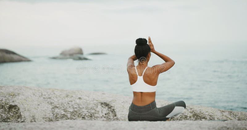 Tranquilidad oceánica y meditación para la mujer práctica al aire libre y espiritual para la paz y la relajación. Chakra posterior fotografía de archivo libre de regalías