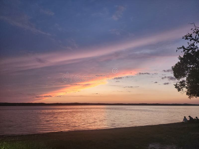 Tranquilo al lado del lago y colores vivos en el cielo. tennessee del lago kentucky imagenes de archivo