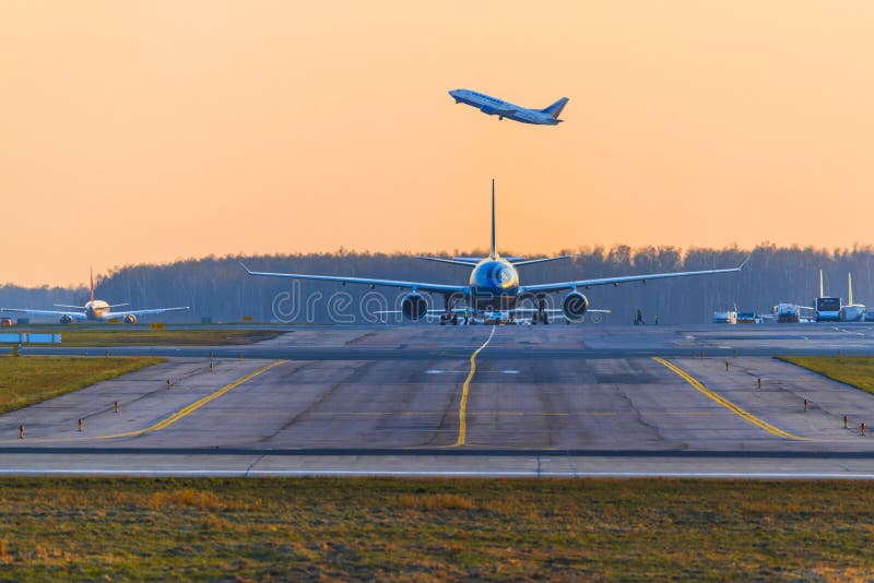Transaero Боинг 737 принимает на аэробус A330 Вьетнамскую авиалинию стоковые фото Transaero Боинг 737 принимает на аэробус A330 Вьетнамскую авиалинию стоковые фото