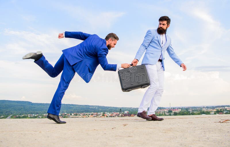 Transazione rischiosa L'uomo d'affari porta via la cartella dal socio commerciale Concetto di estorsione e di frode Vestiti degli fotografie stock Transazione rischiosa L'uomo d'affari porta via la cartella dal socio commerciale Concetto di estorsione e di frode Vestiti degli fotografie stock