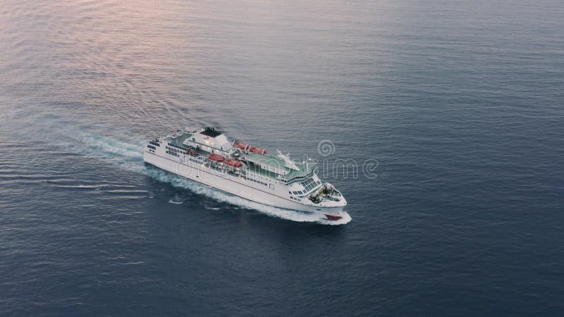 Transbordador de alta velocidad carglopassenger en el océano atlántico por la tarde al atardecer