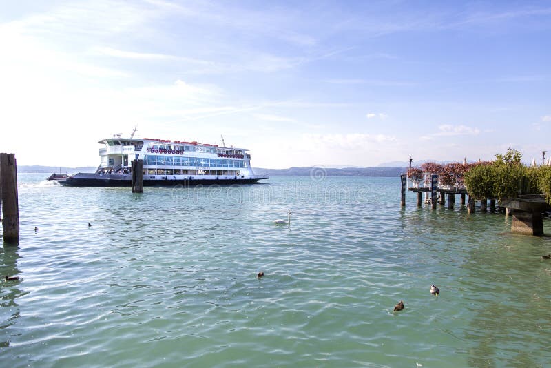 Transbordador en el lago Garda, Sirmione Lago Garda, Sirmione, Italia El lago Garda es una de las regiones turísticas frecuentada imágenes de archivo libres de regalías Transbordador en el lago Garda, Sirmione Lago Garda, Sirmione, Italia El lago Garda es una de las regiones turísticas frecuentada imágenes de archivo libres de regalías