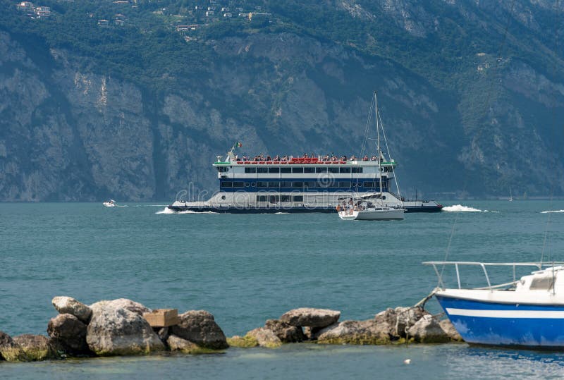 Transbordador - lago Malcesine Italia Garda fotografía de archivo Transbordador - lago Malcesine Italia Garda fotografía de archivo