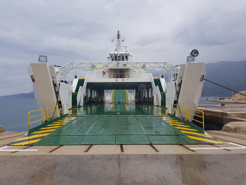 Transbordador vacío del coche atracado en vehículos que esperan del puerto para fotografía de archivo libre de regalías Transbordador vacío del coche atracado en vehículos que esperan del puerto para fotografía de archivo libre de regalías