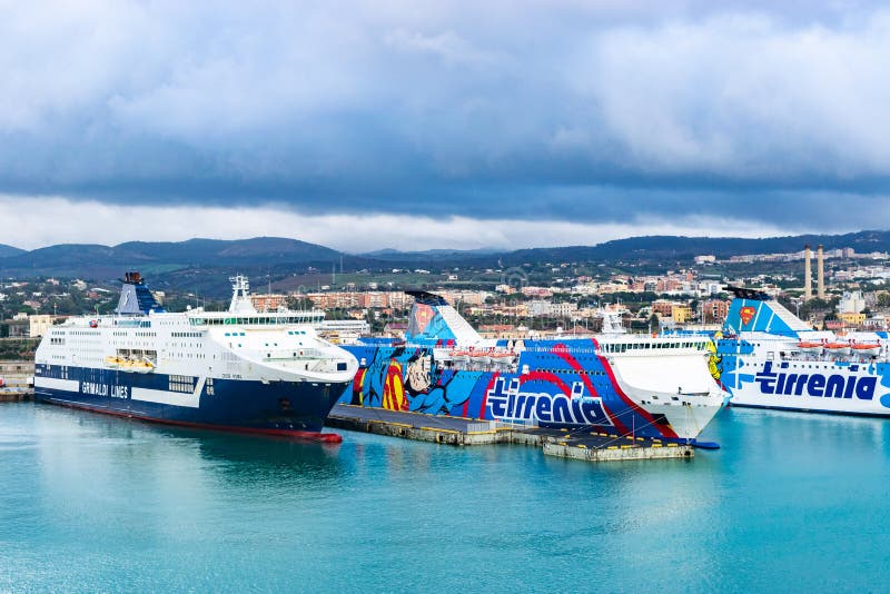 Transbordadores de las l?neas, de Tirrenia Athara y de Tirrenia Bithia de Grimaldi en el puerto de Civitavecchia, Roma imágenes de archivo libres de regalías Transbordadores de las l?neas, de Tirrenia Athara y de Tirrenia Bithia de Grimaldi en el puerto de Civitavecchia, Roma imágenes de archivo libres de regalías