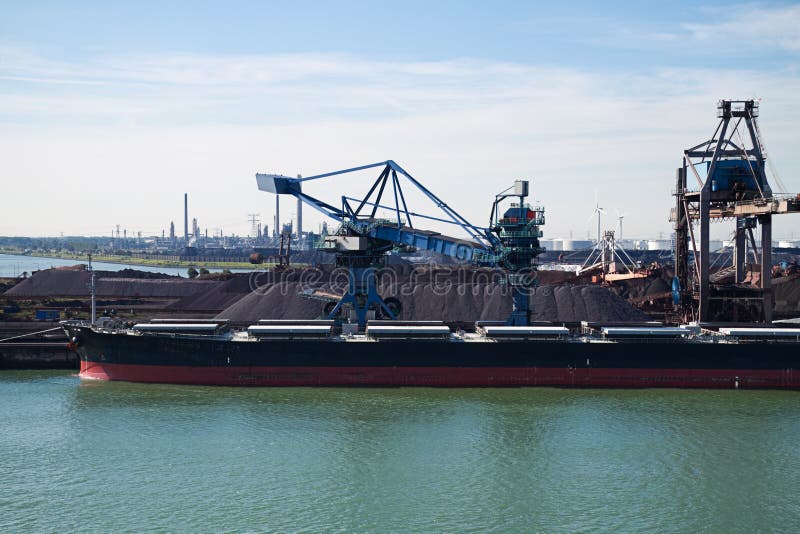 Transbordamento da bauxite no porto de Rotterdam foto de stock Transbordamento da bauxite no porto de Rotterdam foto de stock