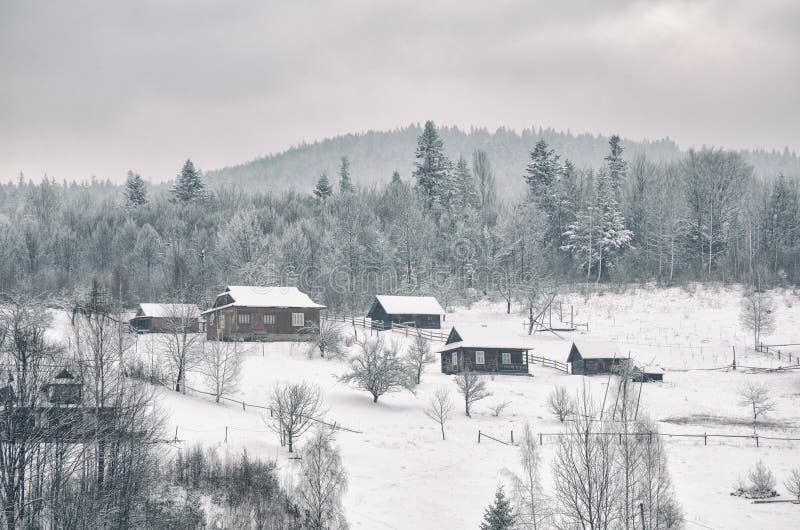 Transcarpathiansby i bergen som täckas av snö ukraine fotografering för bildbyråer Transcarpathiansby i bergen som täckas av snö ukraine fotografering för bildbyråer