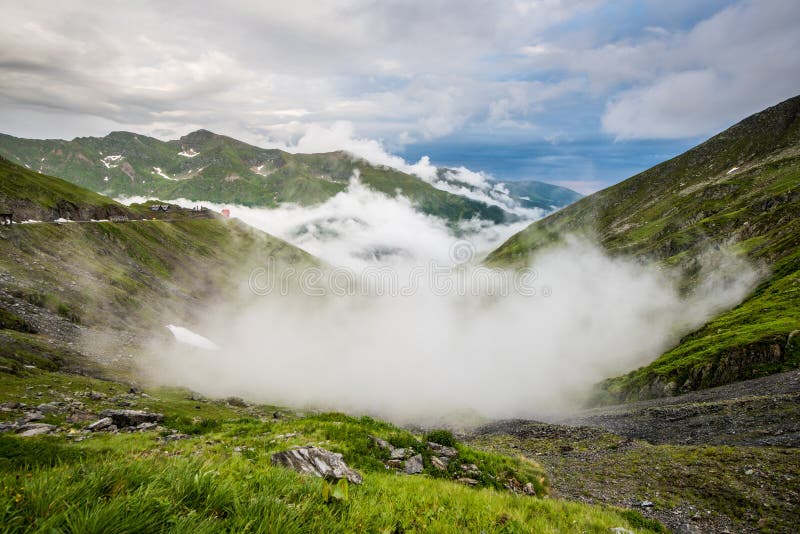 Transfagarasanweg op Fagaras-berg, Roemenië royalty-vrije stock afbeeldingen Transfagarasanweg op Fagaras-berg, Roemenië royalty-vrije stock afbeeldingen