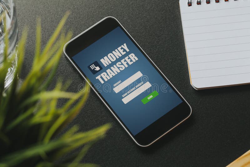 Transferencia monetaria app en una pantalla del teléfono móvil sobre una tabla negra del negocio imágenes de archivo libres de regalías Transferencia monetaria app en una pantalla del teléfono móvil sobre una tabla negra del negocio imágenes de archivo libres de regalías