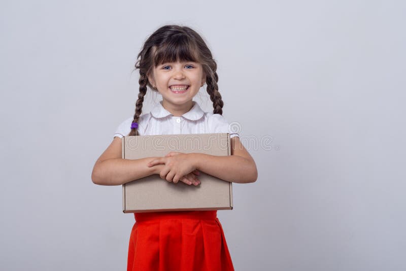 Transferência gratuita, venda Menino feliz com caixa de papelão Crianças bonitas clientes que recebem embalagens de cartão