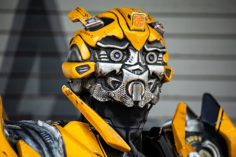 https://thumbs.dreamstime.com/b/transformer-model-bumble-bee-universal-studios-orlando-florida-usa-transformer-model-bumble-bee-robot-universal-florida-usa-152695537.jpg