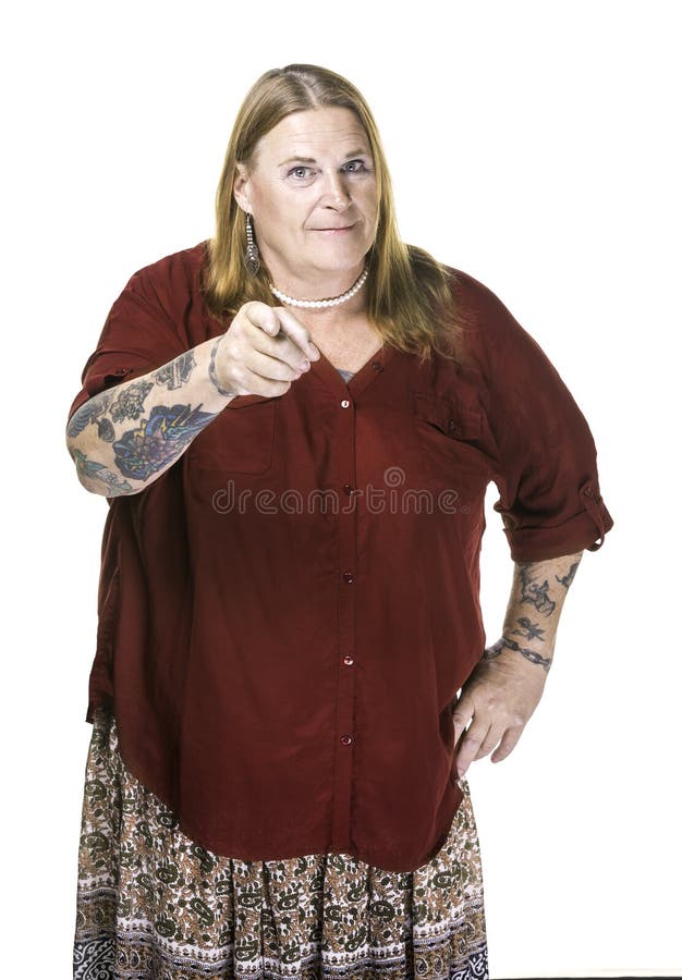 Transgender γυναίκα στην υπόδειξη περιδεραίων μαργαριταριών στοκ εικόνα Transgender γυναίκα στην υπόδειξη περιδεραίων μαργαριταριών στοκ εικόνα
