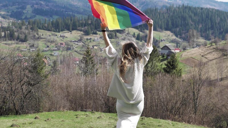 Transgénero sostiene la bandera lgbt en el día internacional