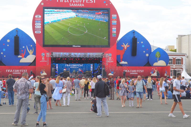 Assista a Um Evento Desportivo Ao Vivo No Seu Dispositivo Móvel. Apostas  Nos Jogos De Futebol Foto de Stock - Imagem de apostar, aposta: 250904732