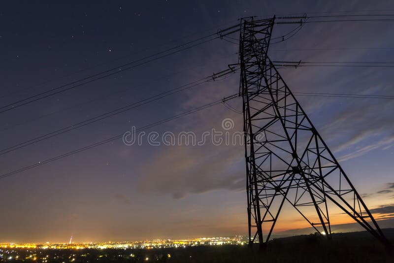 Transmissie en distributie over lange afstand van elektriciteitsconce royalty-vrije stock afbeeldingen Transmissie en distributie over lange afstand van elektriciteitsconce royalty-vrije stock afbeeldingen