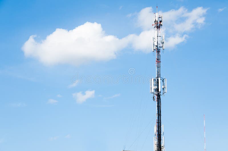 Transmissores de rádio, antena do telefone celular e torres de comunicação com céu azul