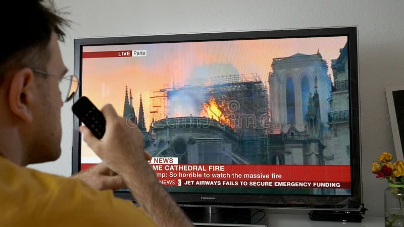 Transmissão ao vivo do canal BBC do incêndio de Notre-Dame de Paris imagem de stock