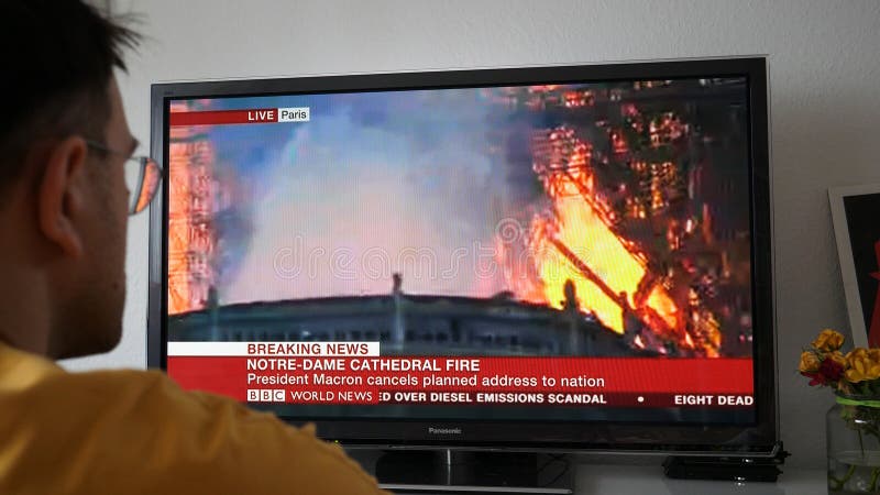 Transmissão ao vivo do canal BBC do incêndio de Notre-Dame de Paris fotografia de stock