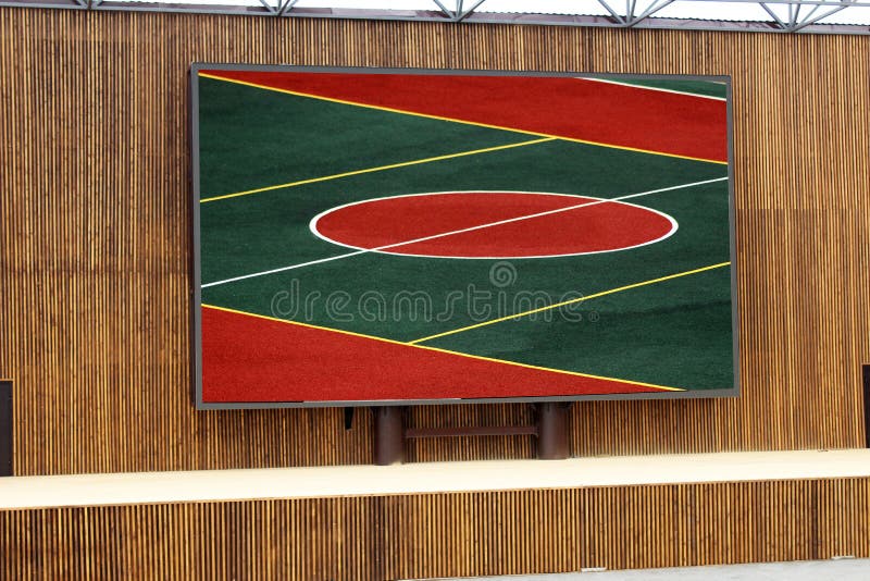 Transmissão em direto do campeonato do mundo na tela grande, a imagem de um campo de futebol, fora