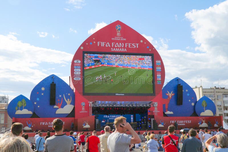 Transmissão em direto do relógio dos fan de futebol do fósforo em uma zona do fã do campeonato do mundo 2018 de FIFA no Samara foto de stock